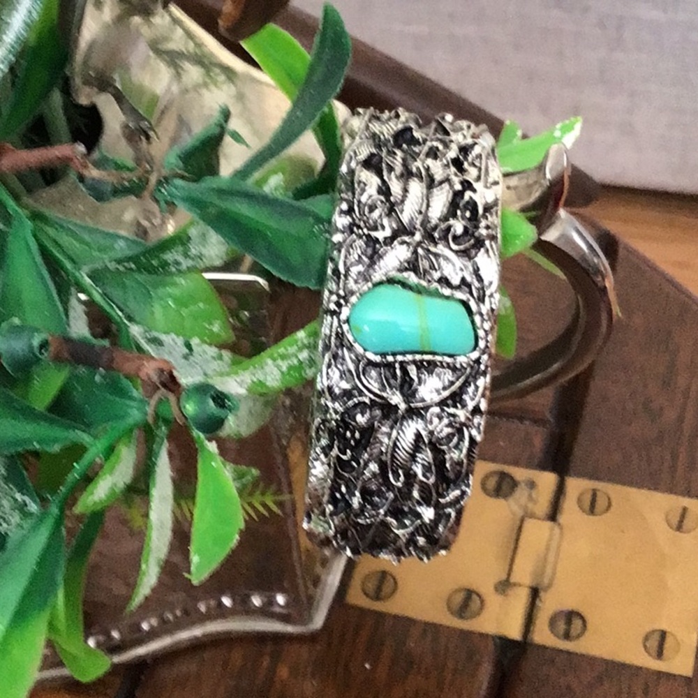 Silvery bracelet with turquoise stone.